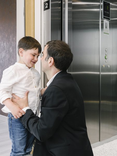 Padre e hijo en el rellano junto al ascensor Orona