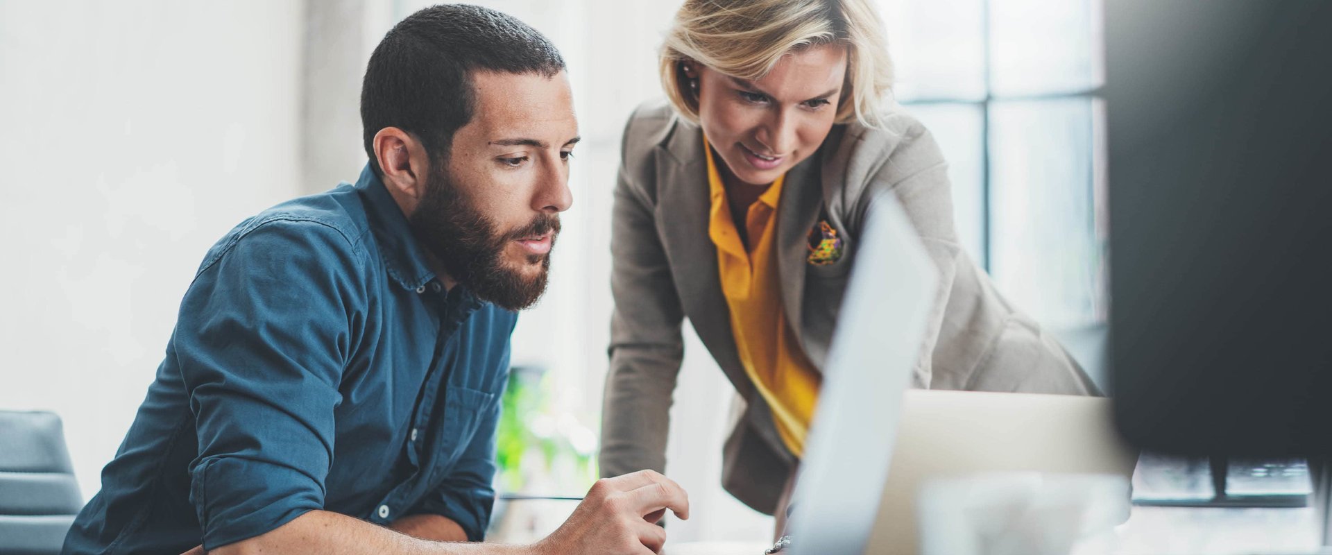 uomini e donne che lavorano al computer