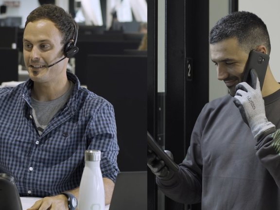 Orona servicetekniker på telefon med ingeniørteamet