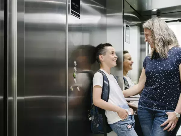 Mãe e filho no elevador