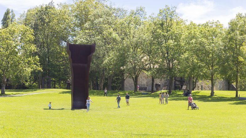 Chillida Lekuko lorategia, Eduardo Chillidaren “Argiaren bila” eskulturarekin