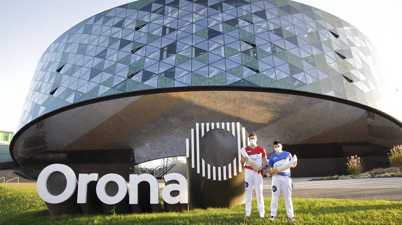 Dos jugadores de remonte frente a la sede de Orona